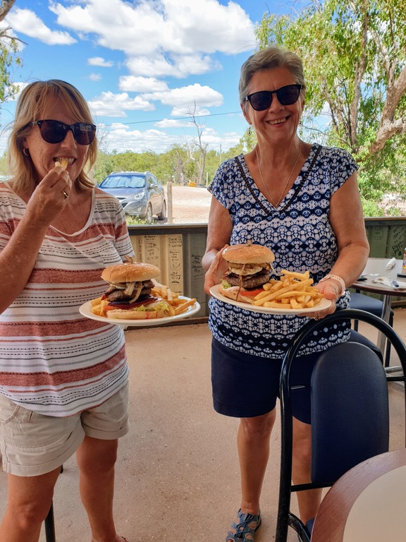 makan siang makanan burger makan di Glengarry hotel pub Cumborah NSW dekat Lightning ridge