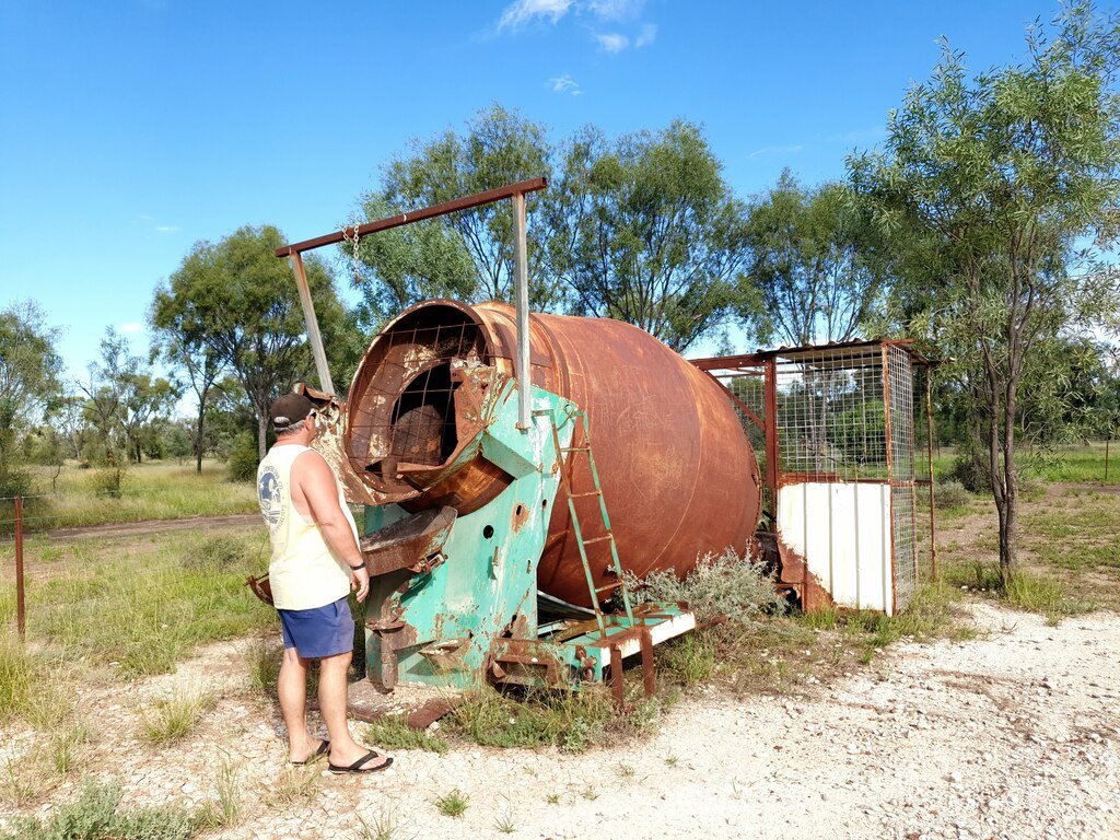 Larry Full Time Caravanning at Fossicking area lighting ridge opal caravan park NSW