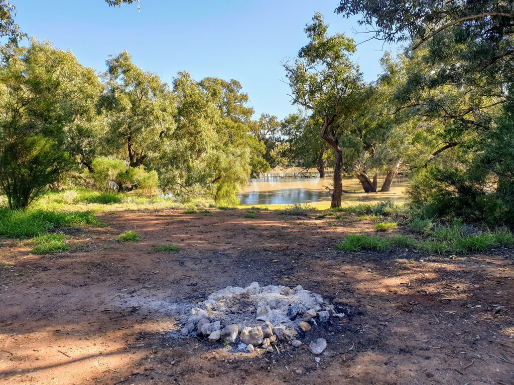 lubang api di tepi sungai Darling di perkemahan Yanda Taman Nasional Gundabooka antara Bourke dan Louth