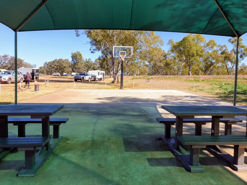 Sumbangan kamp Augathella Tempat duduk Queensland dan ring basket 