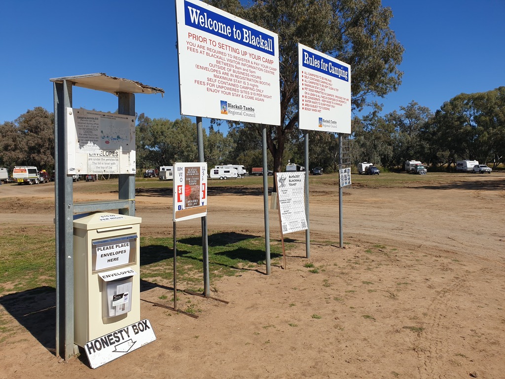 Kamp sungai Barcoo blackall Queensland karavan berkemah kotak kejujuran di kamp