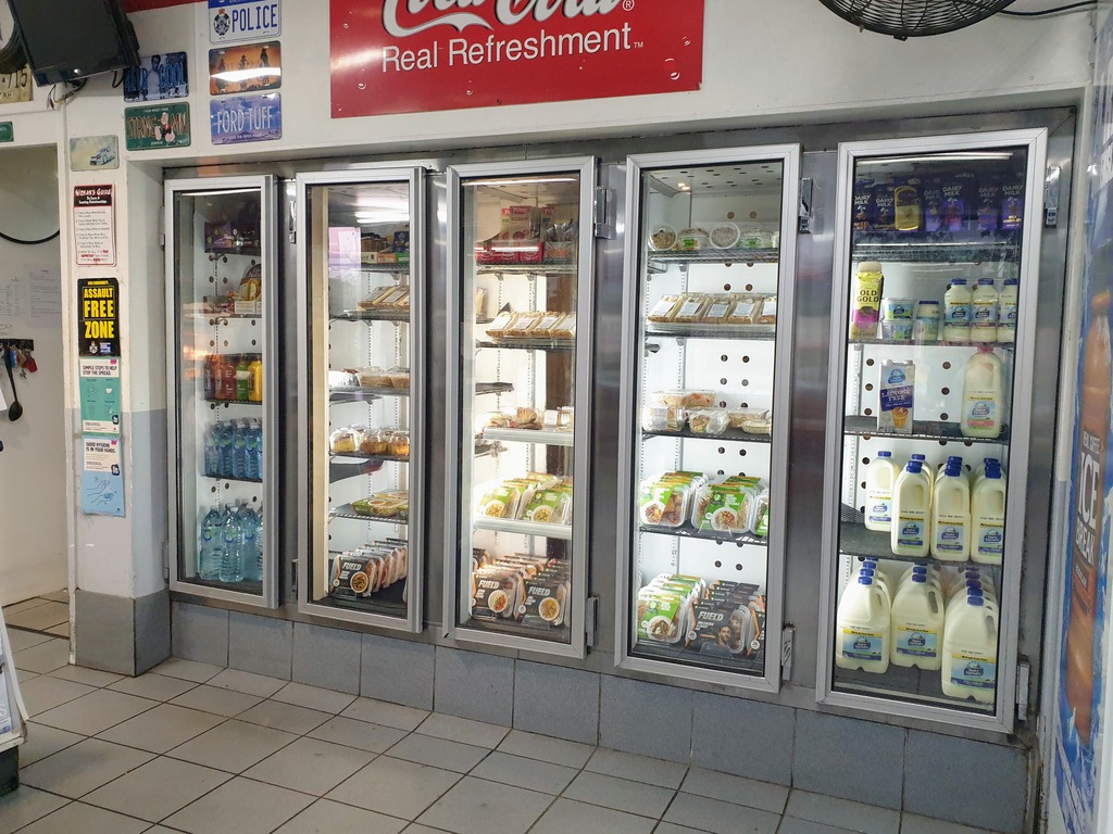 lemari es makanan dan minuman di kamp stasiun layanan Nebo Van Park Qld karavan penuh waktu
