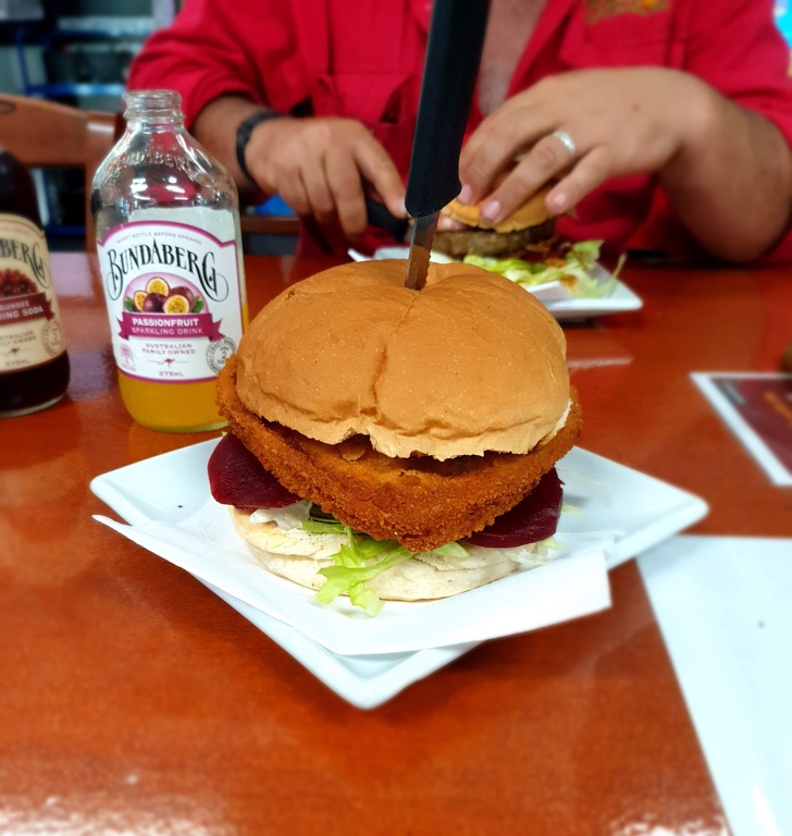 Burger, makanan dan minuman di kamp stasiun layanan Nebo Van Park Qld karavan penuh waktu