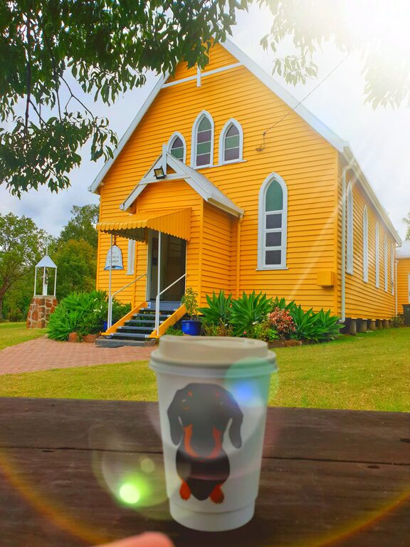 Bell Queensland, Gereja pedesaan kuning yang lucu